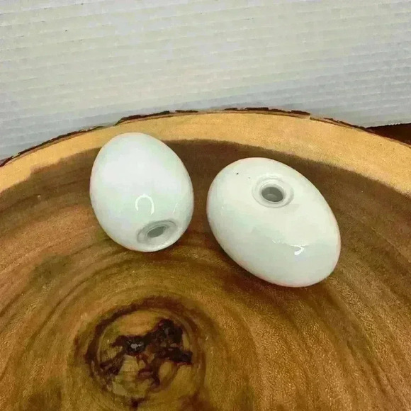Porcelain egg shaped salt and pepper shakers - Picture 3 of 3